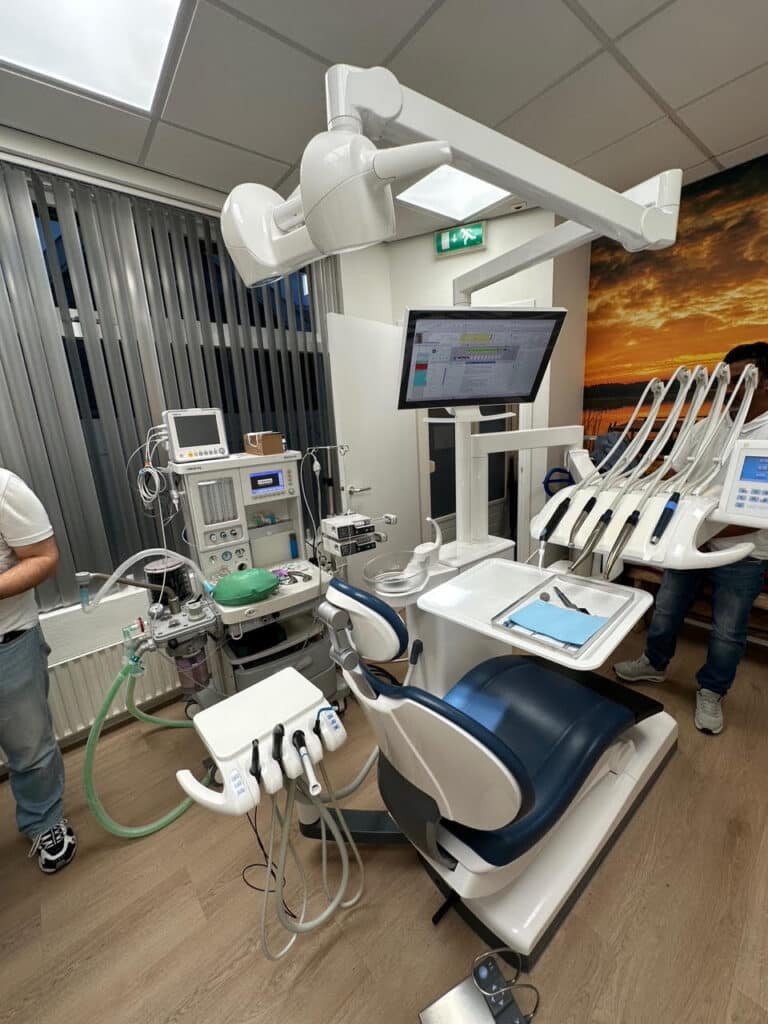 Moderne tandartspraktijk met apparatuur