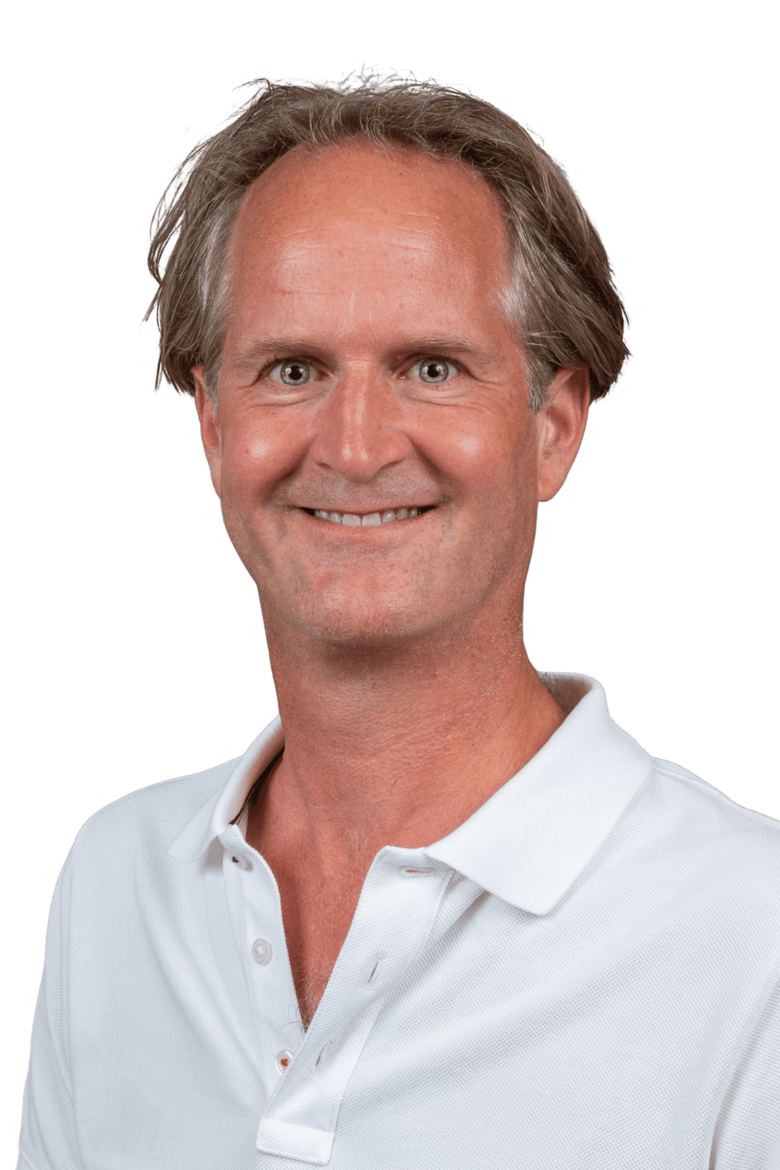 Man in witte polo op zwart