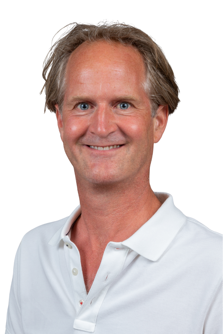 Man in witte polo met haar