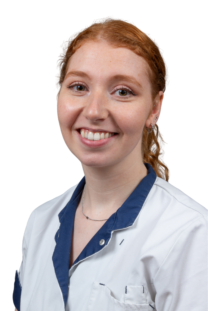 Vrouw in medische kleding, neutrale achtergrond.