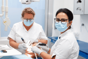 Tandarts behandelt patiënt in praktijk.