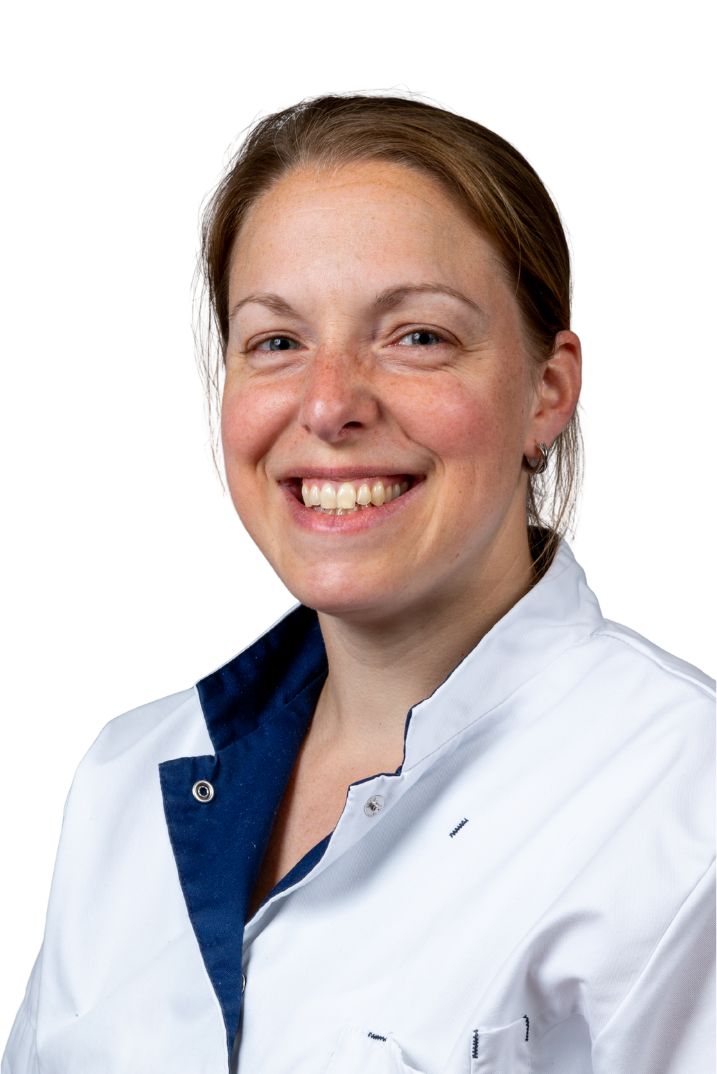 Vrouw in witte doktersjas