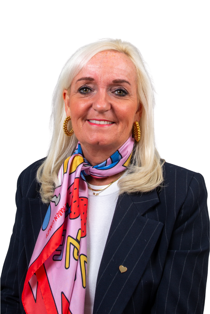 Vrouw met een kleurrijke sjaal.