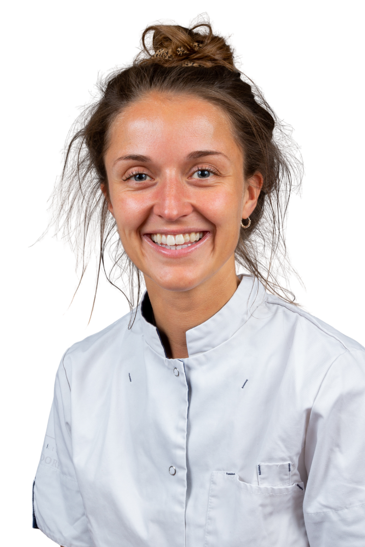 Vrouw in witte labjas, neutrale achtergrond.