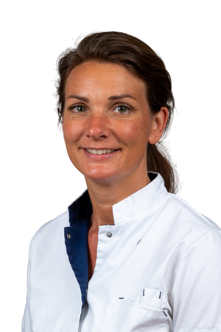 Vrouw in witte doktersjas