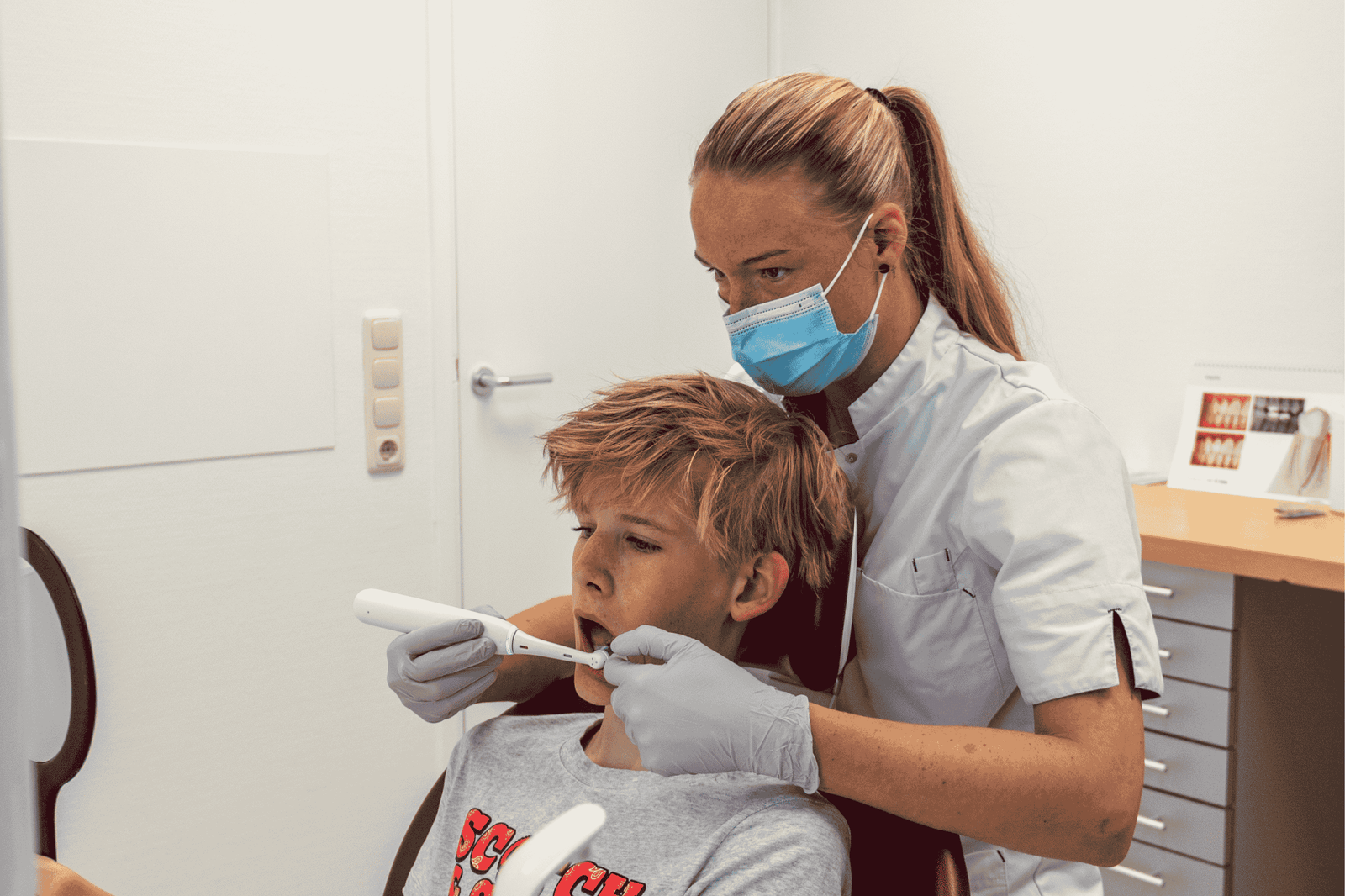 Tandarts onderzoekt een patiënt.