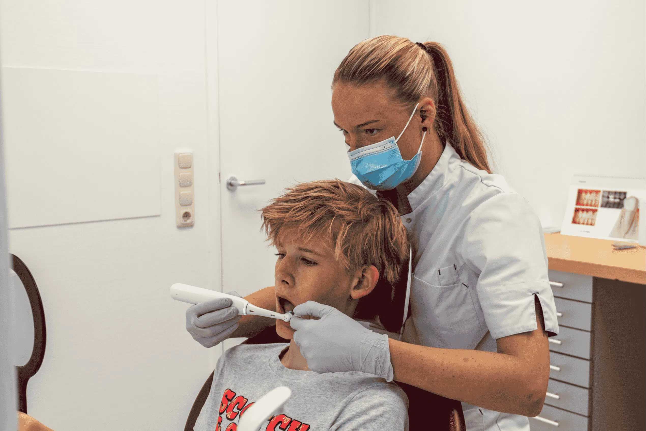 Tandarts onderzoekt een patiënt.