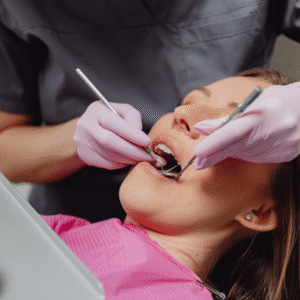 Tandarts controleert tanden van patiënt