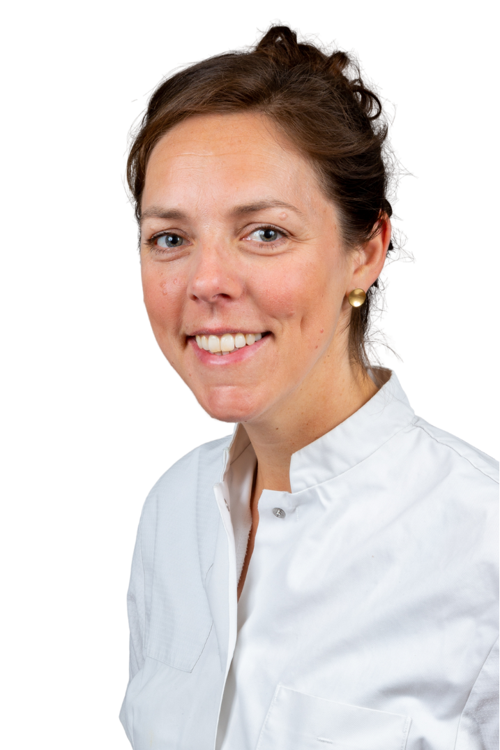 Vrouw in witte labjas met oorbellen.