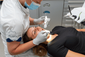 Tandarts behandelt patiënt in praktijk