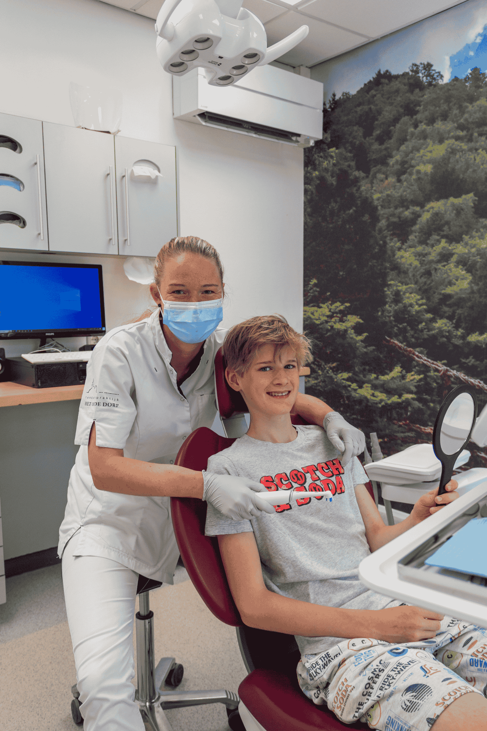 Tandartspraktijk met patiënt en assistent